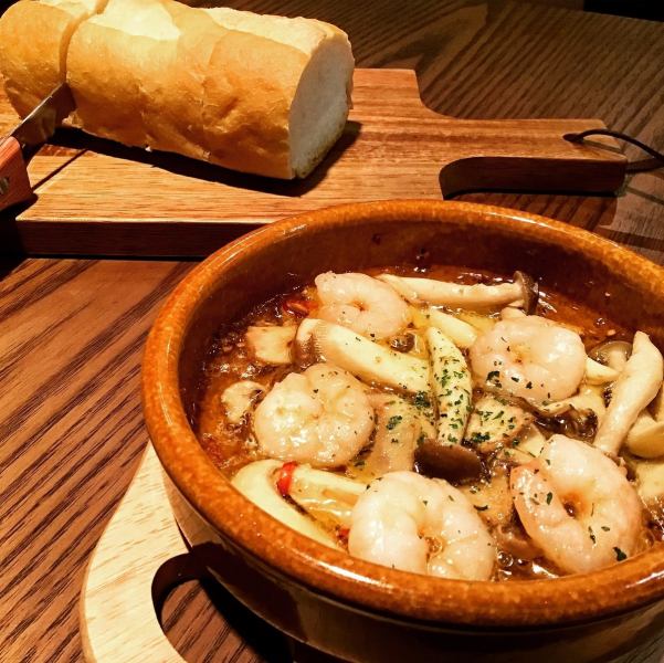 经典小吃“ Ahijo配虾和4种蘑菇”
