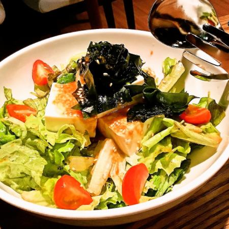 裙带菜海藻和豆腐的日式沙拉