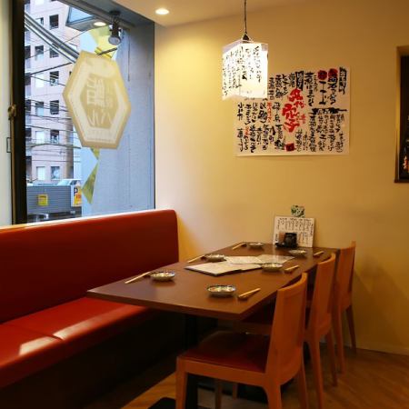 [Table seats by the window/sofa on one side] 1 table for 4 to 6 people, 1 table for 2 to 4 people.Up to 12 people can join together!