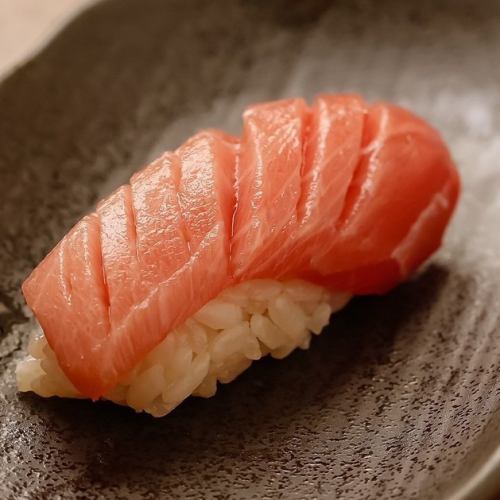 真正的金枪鱼握寿司