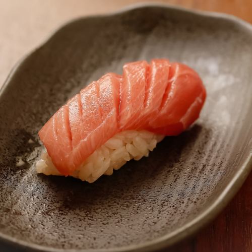 悠闲地享用正宗的江户前寿司
