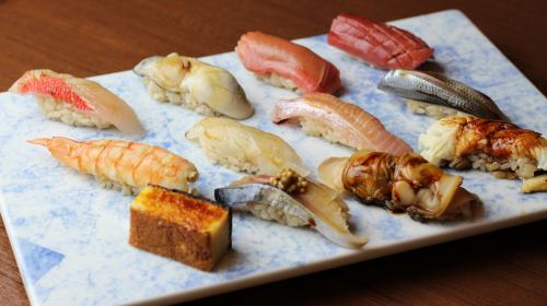 Please enjoy Edomae sushi and other fresh seasonal fish.