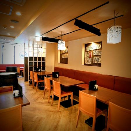 会社宴会にうってつけなテーブル席を多数ご用意しております。歓迎会や送別会はもちろん、お仕事の達成会など様々な場面にご利用ください。店内中央に4名様テーブルが2卓、4名様テーブル×3卓は片側ソファ席。お席の間をカーテンで仕切ることができるので、程よいプライベート感も喜ばれております。