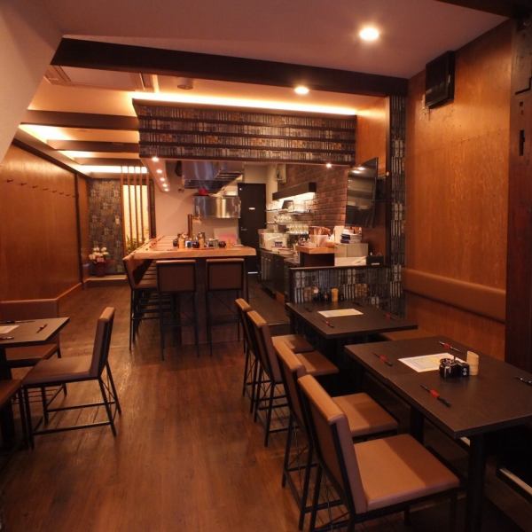 Hagoromo is a 2-minute walk from JR Mejiro Station and is conveniently located for transportation.The concept of our shop is a luxurious space that renews the image of the traditional "Yakiton".We are trying to create a cozy space where women can drink alcohol alone.