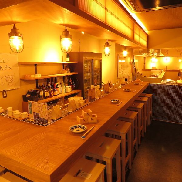 目の前で揚げてくれる天ぷらを楽しむことが出来るカウンター席。