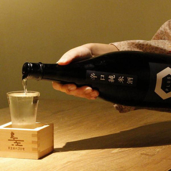 從熊本當地酒到名牌酒。搭配關東煮和剛炸好的天婦羅的清酒種類豐富。