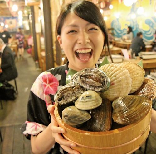 <p>日本全国の市場や漁師さん達から「旨い魚」をお届けします。全国から仕入れさせて頂いた海の幸を使用し、拘り抜いた美味しい料理には絶対の自信あり!店頭の生簀で管理を行い、召し上がる直前まで活きた鮮魚を捌いてご提供いたします。管理を徹底しているからこそ、美味しさには自信があります!宴会コースご賞味あれ!</p>