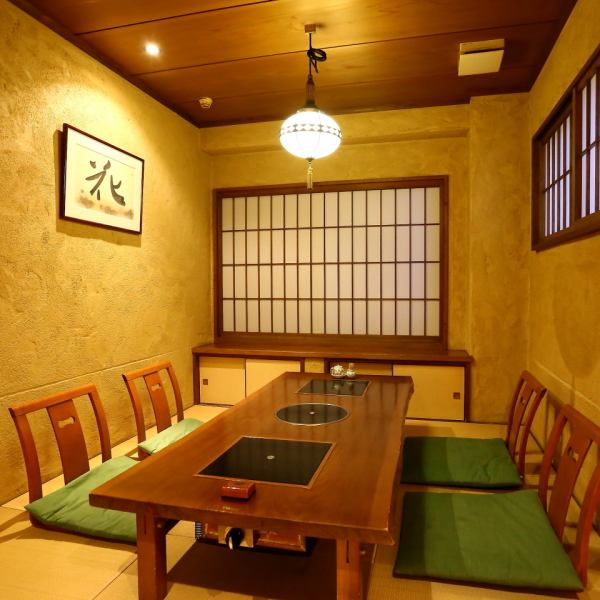 在日本人的平静气氛中统一。有各种桌椅，柜台，大阪和座椅类型，私人房间大，中，小。