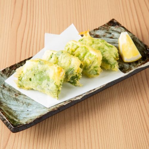 Cream cheese tempura wrapped in large leaves