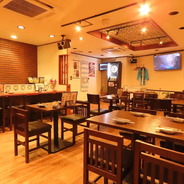 当店は２０名様からの貸切に対応しており、最大３０名様までの賑やかなパーティーが可能です！カラオケ設備も完備しているため、各種ご宴会や二次会が盛り上がること間違いなし。金曜日や土曜日、祝前日は夜２４時まで営業しており、美味しい沖縄料理と２０種類以上の豊富な泡盛でトコトン盛り上がれます。