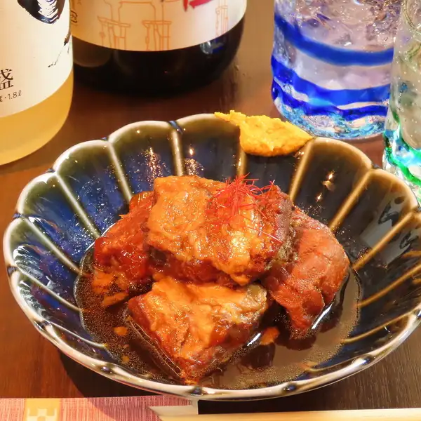【看板メニュー】沖縄産あぐー豚を使用しとろとろになるまで煮込んだ「あぐー豚の軟骨煮込み」