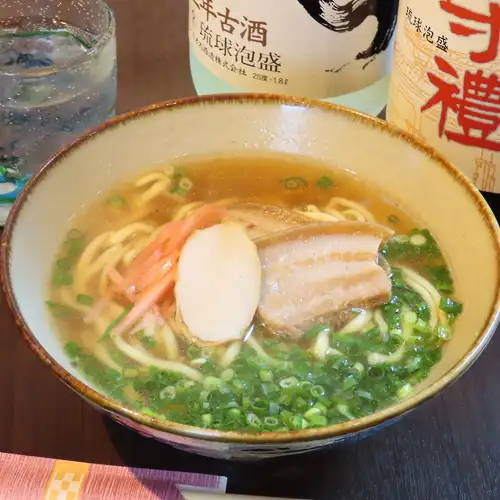 【こだわりの一杯】店舗でイチから仕込む自家製出汁が自慢の本格「沖縄蕎麦」