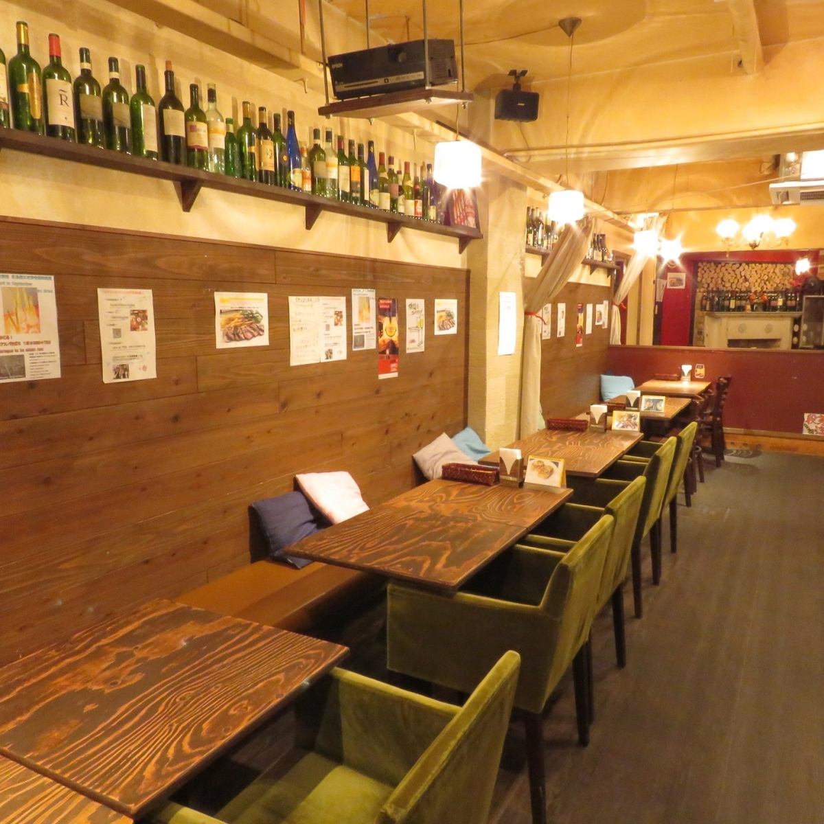 こだわりインテリア満載の店内でワイン片手にオシャレに乾杯♪
