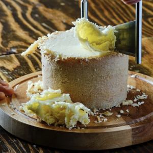 【名物】削るチーズ　テテドモアンヌ