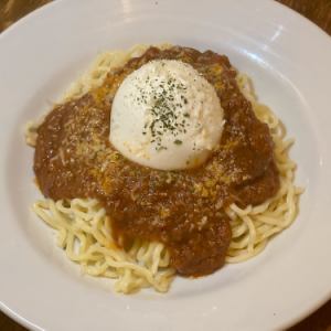 布拉塔起司和博洛尼亞肉醬麵