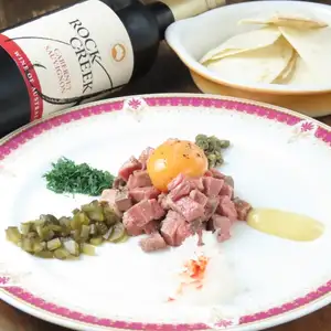 烤牛肉鞑靼——用玉米饼包裹着食用。