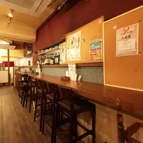 重厚感あるカウンター席は、おひとり様、少人数やカップルのお客様にぴったりのお席です!カウンターの前で調理をしているので、お肉の匂いに食欲がそそられます♪お食事メインでないお客様でもカウンターに座ってサクッと一杯、に最適です★