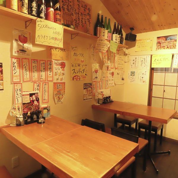 アットホームで落ち着いた雰囲気の店内。お客様がくつろげる空間を提供しております。居心地の良い雰囲気でくつろぎながら、お食事やお酒をお楽しみいただけます。お友達やご家族との食事や会社帰りのサク飲みに是非いらしてください。