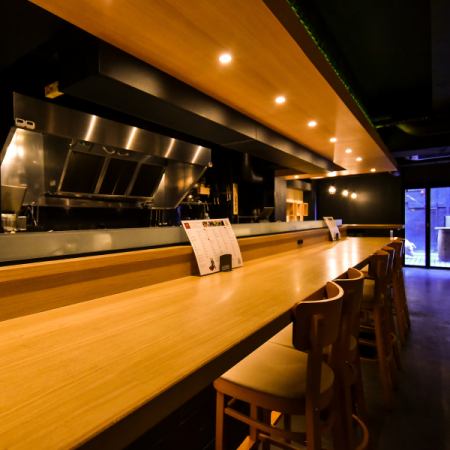 吧台座位：3個雙人座/6個單人座