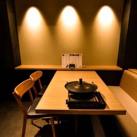 可容納 2-5 人的桌椅和沙發 x 2