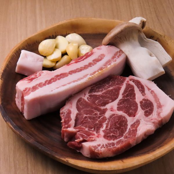 【外はカリッと中はジュワっと】1.5センチの厚切りサムギョプサルはじめ、全5種の熟成お肉を♪