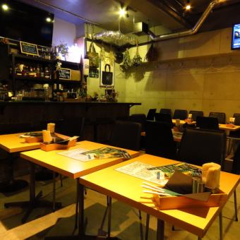 There are plenty of seats with tables that can be moved freely.We can accommodate one person, small to large groups.Maximum capacity: 20 people can be accommodated.