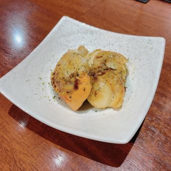 Grilled scallops with butter and soy sauce