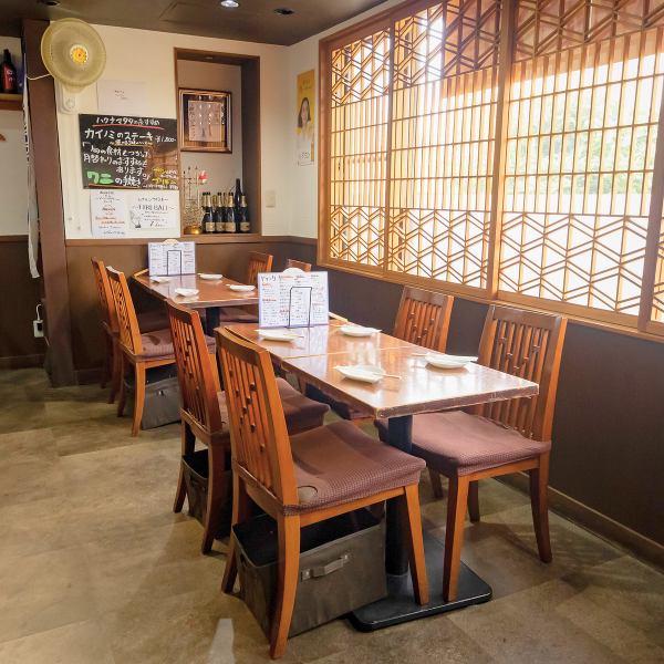 テーブルのお席は繋げて12名~14名様での利用も可能です。女子会や歓送迎会など大人数のちょっとした宴会にもおすすめ。貸切のご相談も承ります。詳細は店舗までお気軽にお問い合わせください。