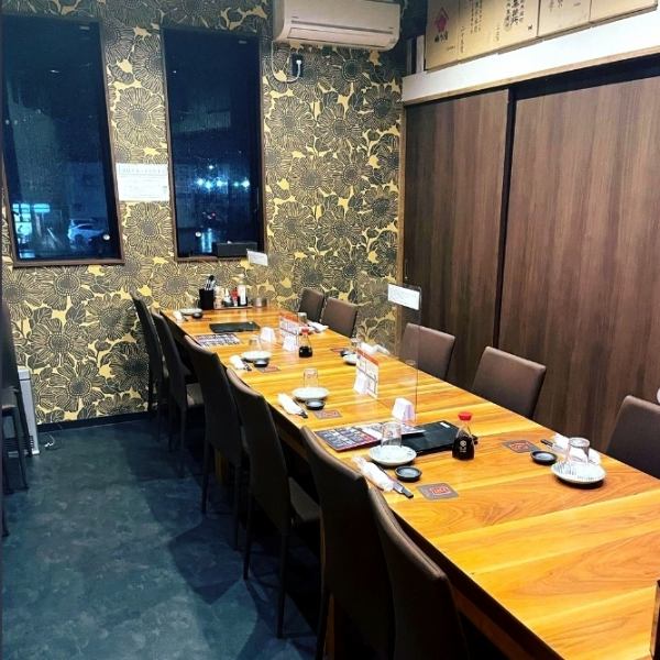 2階の宴会場にはテーブルタイプの個室をご用意しております。最大48名様まで対応可能ですので大人数の宴会にもお応えします。宴会コースも飲み放題付き含め各種ご用意しておりますので、幹事様はお気軽にご相談くださいませ ※電話でもご予約を受けているため、申し訳ございませんがお席をご用意できない場合もございます