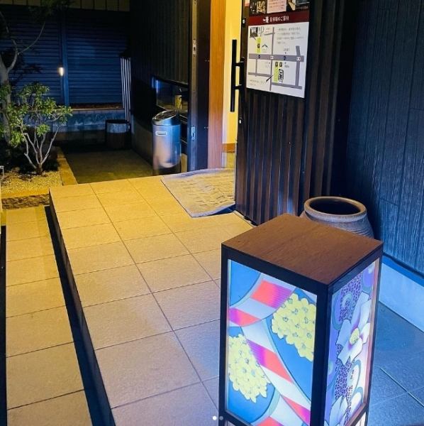 落ち着いた和空間。テーブル席、掘り炬燵席・個室も完備。地元の食材や旬の食材を使用したこだわりの一品料理に加え、地酒含む日本酒各種、そして本格焼酎も豊富に取り揃えております。飲みなれた1本、初めて出会った1本など飽きがこずお楽しみ頂けます