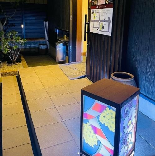<p>落ち着いた和空間。テーブル席、掘り炬燵席・個室も完備。地元の食材や旬の食材を使用したこだわりの一品料理に加え、地酒含む日本酒各種、そして本格焼酎も豊富に取り揃えております。飲みなれた1本、初めて出会った1本など飽きがこずお楽しみ頂けます</p>