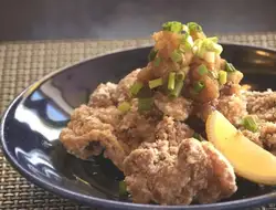 嫩雞天婦羅佐白蘿蔔泥與紫蘇葉