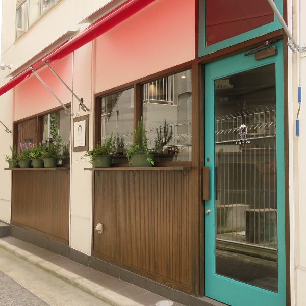 【元町駅から徒歩4分！赤い屋根が目印の隠れ家フレンチOn y va♪】JR元町駅から徒歩4分の場所に位置する本格フレンチ「On y va」は、可愛らしい赤い屋根が目印です。ランチ営業もしておりますので、お買い物やお散歩のついでにもお気軽にお立ち寄りください。リーズナブルな価格で本格フレンチをお楽しみいただけます◎