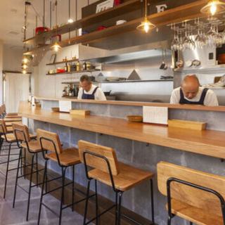 【ゆったりとしたカウンター席】木目と白を基調とした落ち着いた店内には、ごゆっくりお食事をお楽しみいただける大きめの椅子のカウンター席を完備しております◎デートや記念日にもぴったりです。