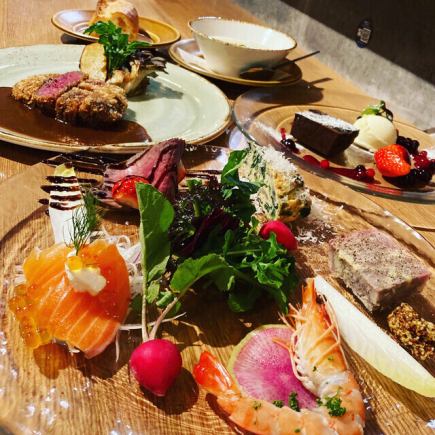 【牛排套餐】包含5种开胃菜、牛柳和甜点，售价3980日元（含税）。限时优惠：+赠送炸虾天妇罗！