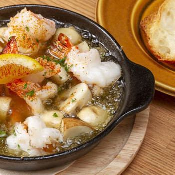 海老とキノコのアヒージョ 燻製パプリカ