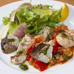 海鲜沙拉配蔬菜杂烩和罗勒