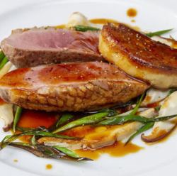 烤鸭胸配九条葱和炒鹅肝