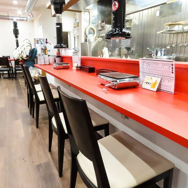 お一人様でも気軽に本格焼肉を楽しんでいただけるよう、カウンター席を4席ご用意しております！周りを気にせず、自分のペースでゆったりと焼肉を味わいたい方に最適です。A5ランクの黒毛和牛をはじめとする良質なお肉を、リーズナブルな価格でご提供。ぜひ当店で、贅沢な「一人焼肉」のひとときをお楽しみ下さい。