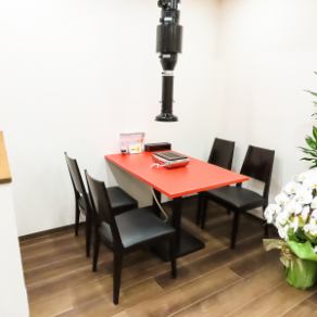 テーブル4名×5席ございます。