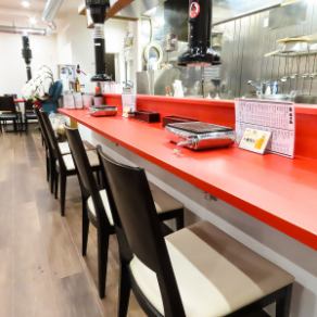 カウンター４席ございます。