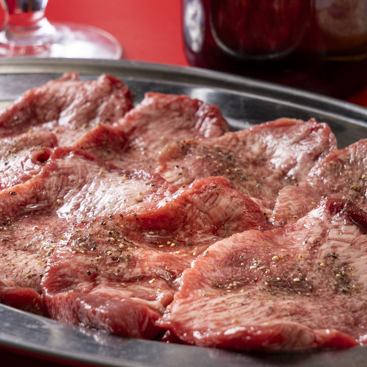 絶妙な歯切れと旨味！当店の名物「生タン塩」は外せない！