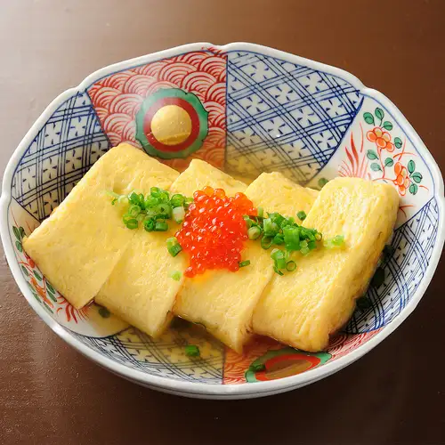 Fluffy chicken dashi roll with grated daikon radish and salmon roe