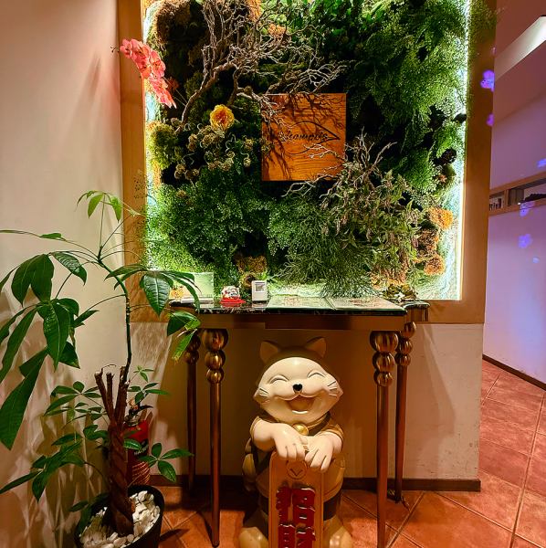 明るく清潔感があり、随所に配置されたグリーンが心地よいアクセントを加える落ち着いた店内です♪上質な会食や大切な接待、大人の女子会、ちょっと特別な夜など、様々なシーンでご利用いただける空間づくりにこだわっております。