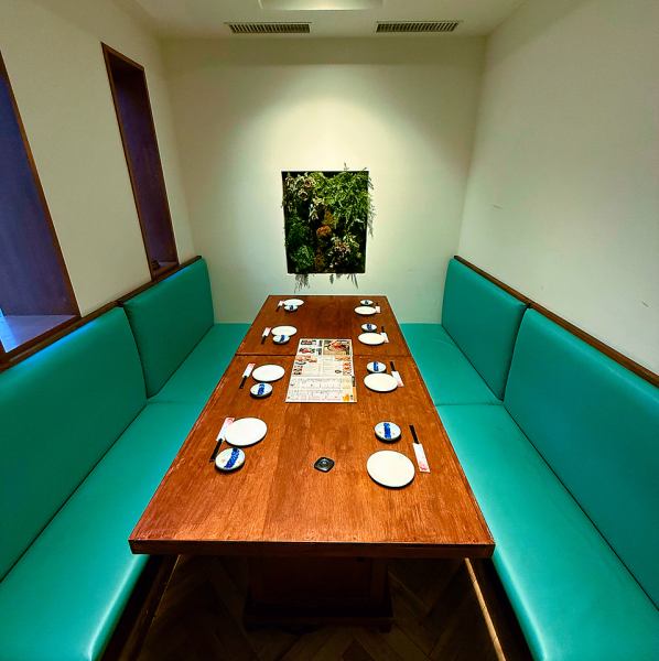 他のお客様を気にせず、プライベートな時間をお過ごしいただける個室をご用意しております◎大人数でのご利用が可能で、上質な会食や重要な接待、ご家族の特別な日などにも最適です。洗練された空間で特別な夜をお過ごしください。