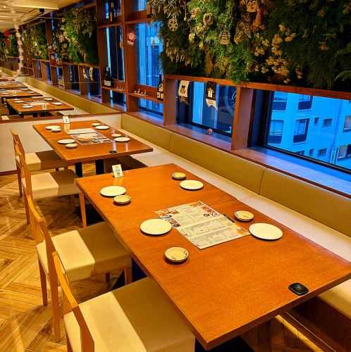 開放感のあるテーブル席。少人数から中規模まで対応でき、友人同士の食事や女子会など、カジュアルな集まりにも最適です。