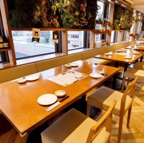 ゆったりとした間隔で配置されたテーブル席。静かな空間で、プライベート感を大切にした食事を楽しめるお席です。