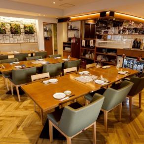 人数調整がしやすいテーブル席は、大宴会から小宴会まで幅広く対応可能。会社の集まりや各種ご宴会にご利用いただけます。