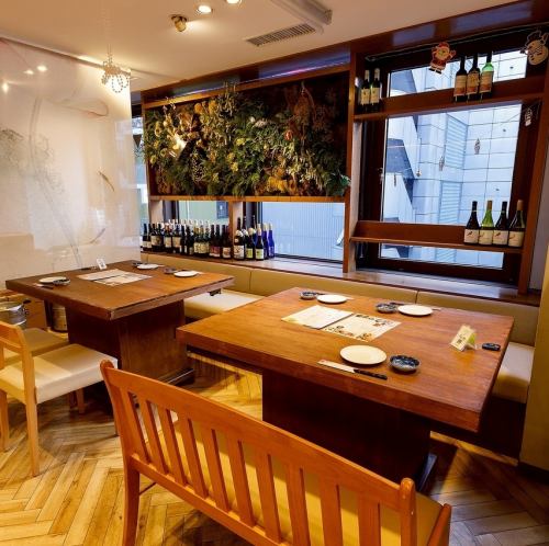 落ち着いた照明のテーブル席。料理と会話をゆっくり楽しめる空間で、普段使いから会食まで幅広いシーンに対応します。