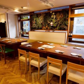 横並びで座れるテーブル席は、仲間同士の飲み会や女子会にも最適。温かみのある雰囲気で、リラックスしてお過ごしいただけます。